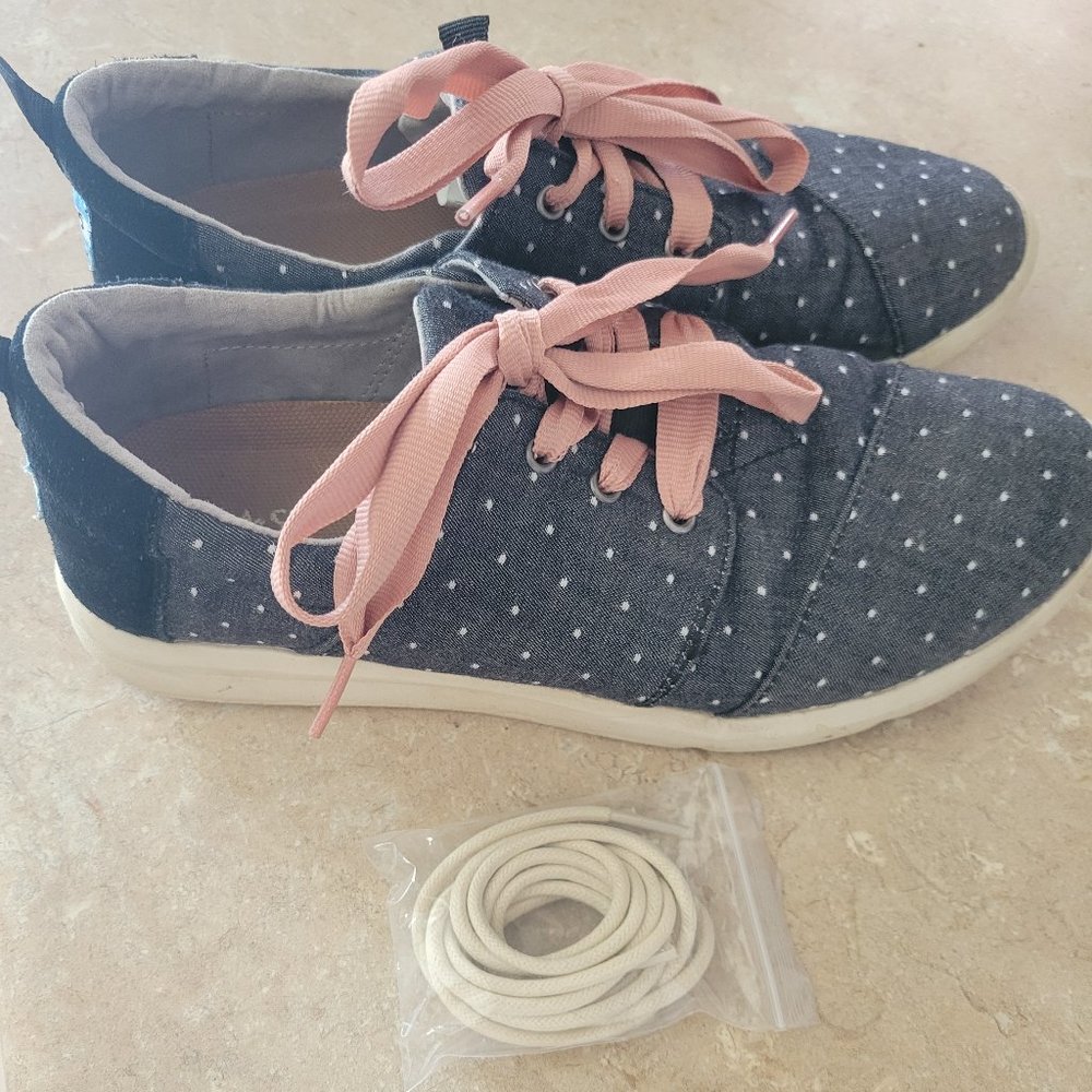 Toms size 7 EUC! Regular laces included!